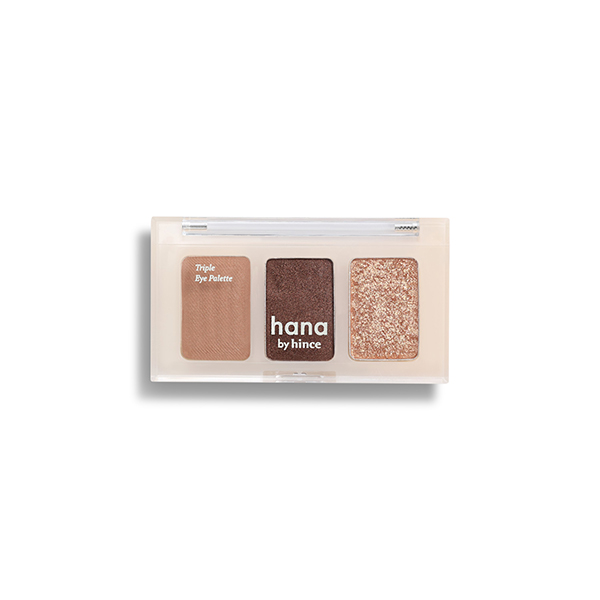 ファミリーマートのhana by hince トリプルアイパレット 03キャラメル。税込価格：1,450円。レイヤリング可能な3色でさっとトレンディーなアイメイクが完成するミニアイパレットです。指ひとつでムラなくきれいに仕上がるテクスチャーで初心者でも簡単に完成度の高いアイメイクが叶います。 ［数量限定］。