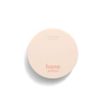 ファミリーマートのhana by hince レイヤーフィットクッション SPF50+ PA+++ 01アイボリー。税込価格：1,780円。さっと塗るだけで薄くなめらかに肌にフィットし、気になるところをカバーしてくれるクッションファンデーションです。赤すぎず、黄色すぎないニュートラルカラーと健康的なツヤ感で理想のナチュラル肌を演出することができます。 ［数量限定］。