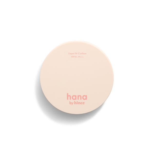 ファミリーマートのhana by hince レイヤーフィットクッション SPF50+ PA+++ 01アイボリー。税込価格：1,780円。さっと塗るだけで薄くなめらかに肌にフィットし、気になるところをカバーしてくれるクッションファンデーションです。赤すぎず、黄色すぎないニュートラルカラーと健康的なツヤ感で理想のナチュラル肌を演出することができます。 ［数量限定］。