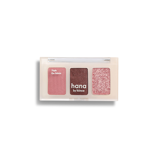 ファミリーマートのhana by hince トリプルアイパレット 02ベリー。税込価格：1,450円。レイヤリング可能な3色でさっとトレンディーなアイメイクが完成するミニアイパレットです。指ひとつでムラなくきれいに仕上がるテクスチャーで初心者でも簡単に完成度の高いアイメイクが叶います。 ［数量限定］。