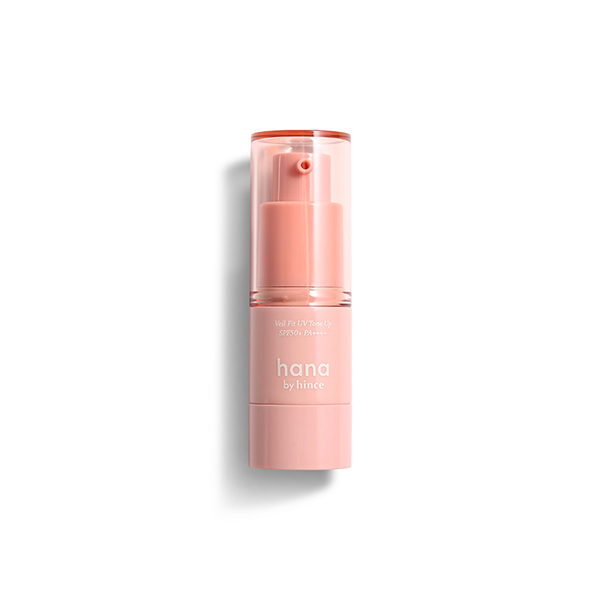 ファミリーマートのhana by hince ベールフィットUVトーンアップ SPF50+ PA++++ 01ピーチアイボリー。税込価格：1,400円。華やかに肌トーンを明るくしてくれるUVトーンアップベースです。生クリームのように軽くなめらかなテクスチャーが、必要な油分を残しながら長時間トーンアップ肌をキープします。 ［数量限定］。