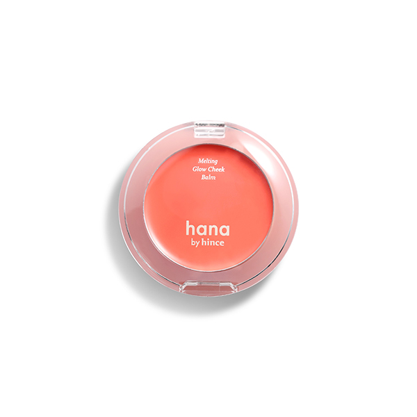 ファミリーマートのhana by hince メルティンググロウチークバーム 01モモ。税込価格：990円。透明感あふれる高発色なカラーでヘルシーな印象を演出できるバーム型チークです。べたつかないしっとりテクスチャーがしっかり頬に密着します。 ［数量限定］。