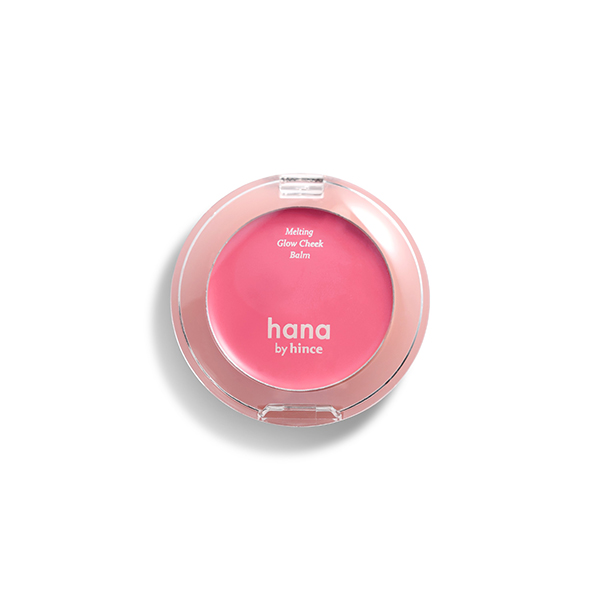 ファミリーマートのhana by hince メルティンググロウチークバーム 02ベリー。税込価格：990円。透明感あふれる高発色なカラーでヘルシーな印象を演出できるバーム型チークです。べたつかないしっとりテクスチャーがしっかり頬に密着します。 ［数量限定］。