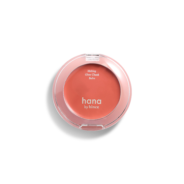 ファミリーマートのhana by hince メルティンググロウチークバーム 03キャラメル。税込価格：990円。透明感あふれる高発色なカラーでヘルシーな印象を演出できるバーム型チークです。べたつかないしっとりテクスチャーがしっかり頬に密着します。 ［数量限定］。