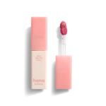 ファミリーマートのhana by hince ウォーターグラスティント 02ベリー。税込価格：990円。水分がすっと唇に溶け込み、くすみにくく塗りたての発色が長時間続く水膜ティントです。ヒアルロン酸※を含むスキンケア成分も配合されているため、長時間つけていても乾燥しにくい仕様です。 ［数量限定］。
