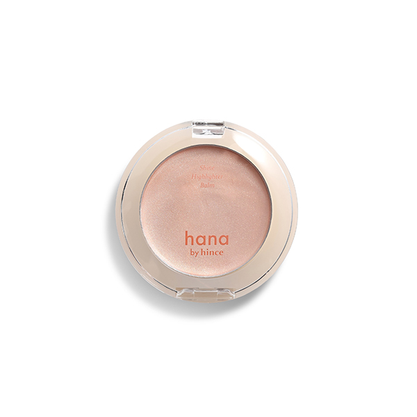 ファミリーマートのhana by hince シャインハイライターバーム 02ロージー。税込価格：990円。透明な発色とほのかなキラキラがいつものメイクにときめきを与えてくれるハイライターバームです。柔らかく溶けるようなテクスチャーがしっかり密着し、ベースメイクを崩さずご使用いただけます。 ［数量限定］。