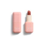 ファミリーマートのhana by hince シアーグラスリップスティック 01モモ。税込価格：990円。しっとりとした唇を維持しながらクリアな艶めきを叶えてくれるリップスティックです。塗り重ねるごとにカラーが鮮明になるテクスチャーで好みの発色をまとうことができます。 ［数量限定］。