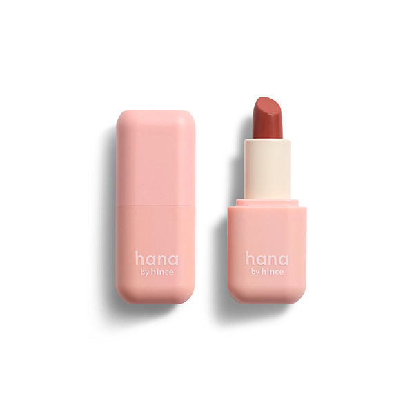 ファミリーマートのhana by hince シアーグラスリップスティック 01モモ。税込価格：990円。しっとりとした唇を維持しながらクリアな艶めきを叶えてくれるリップスティックです。塗り重ねるごとにカラーが鮮明になるテクスチャーで好みの発色をまとうことができます。 ［数量限定］。