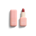 ファミリーマートのhana by hince シアーグラスリップスティック 02ベリー。税込価格：990円。しっとりとした唇を維持しながらクリアな艶めきを叶えてくれるリップスティックです。塗り重ねるごとにカラーが鮮明になるテクスチャーで好みの発色をまとうことができます。 ［数量限定］。