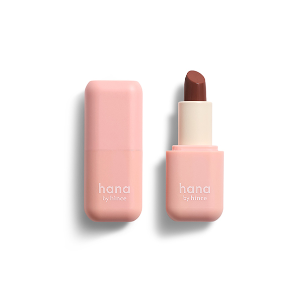 ファミリーマートのhana by hince シアーグラスリップスティック 04ヘーゼル。税込価格：990円。しっとりとした唇を維持しながらクリアな艶めきを叶えてくれるリップスティックです。塗り重ねるごとにカラーが鮮明になるテクスチャーで好みの発色をまとうことができます。 ［数量限定］。