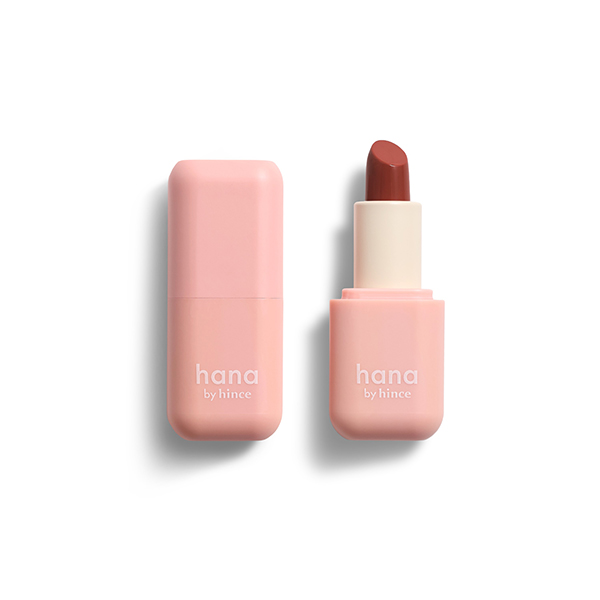 ファミリーマートのhana by hince シアーグラスリップスティック 03キャラメル。税込価格：990円。しっとりとした唇を維持しながらクリアな艶めきを叶えてくれるリップスティックです。塗り重ねるごとにカラーが鮮明になるテクスチャーで好みの発色をまとうことができます。 ［数量限定］。