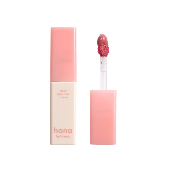 ファミリーマートのhana by hince ウォーターグラスティント 07ピオニー。税込価格：990円。ガラス玉のような水分光膜ティントです。 オイルが唇を包み込み透明感あふれるツヤを演出します。軽やかにフィットしてべたつかず、ひと塗りで透明感あふれるグロウが長時間続く仕上がりです。