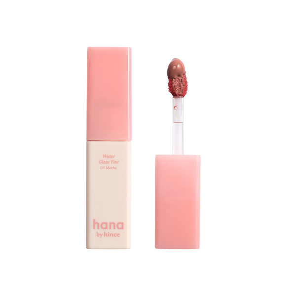 ファミリーマートのhana by hince ウォーターグラスティント 09モカ。税込価格：990円。ガラス玉のような水分光膜ティントです。 オイルが唇を包み込み透明感あふれるツヤを演出します。軽やかにフィットしてべたつかず、ひと塗りで透明感あふれるグロウが長時間続く仕上がりです。