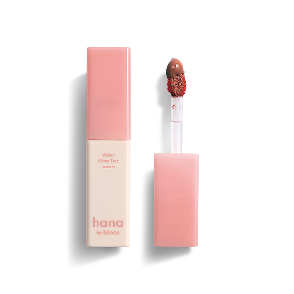 ファミリーマートのhana by hince ウォーターグラスティント 06マロングラッセ。税込価格：990円。艶やかなマロングラッセのように、深みと透明感を両立したシックなボルドーブラウンです。