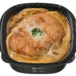 セブンイレブンの味しみロースかつ丼を比較する。税込価格：700円、カロリー：843kcal、1円あたりカロリー：1.20kcal/円、たんぱく質：31.6g、1円あたりたんぱく質：0.05g/円、脂質：28.9g、炭水化物：117.2g、糖質：110.8g、食物繊維：6.4g、食塩相当量：4g。とんかつを、出汁（だし）が効いた割り下で煮込んだ、味しみの良いロースかつ丼です。アレルギー：卵、小麦。