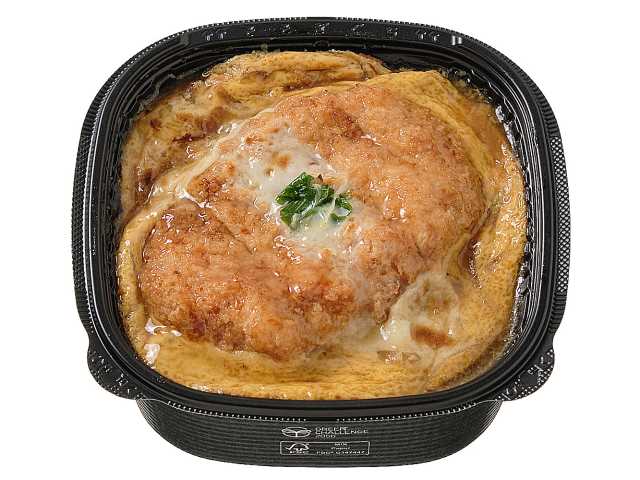 セブンイレブンの味しみロースかつ丼を比較する。税込価格：700円、カロリー：843kcal、1円あたりカロリー：1.20kcal/円、たんぱく質：31.6g、1円あたりたんぱく質：0.05g/円、脂質：28.9g、炭水化物：117.2g、糖質：110.8g、食物繊維：6.4g、食塩相当量：4g。とんかつを、出汁（だし）が効いた割り下で煮込んだ、味しみの良いロースかつ丼です。アレルギー：卵、小麦。