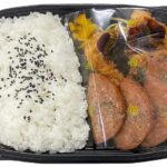 セブンイレブンの炙り焼きソーセージ＆チキンカツ弁当を比較する。税込価格：754円、カロリー：838kcal、1円あたりカロリー：1.11kcal/円、たんぱく質：27.7g、1円あたりたんぱく質：0.04g/円、脂質：35.5g、炭水化物：102.9g、糖質：101g、食物繊維：1.9g、食塩相当量：5g。チキンカツとソーセージの２種のおかずを盛り込んだお弁当です。アレルギー：卵、乳、小麦。