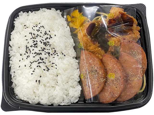 セブンイレブンの炙り焼きソーセージ＆チキンカツ弁当を比較する。税込価格：754円、カロリー：838kcal、1円あたりカロリー：1.11kcal/円、たんぱく質：27.7g、1円あたりたんぱく質：0.04g/円、脂質：35.5g、炭水化物：102.9g、糖質：101g、食物繊維：1.9g、食塩相当量：5g。チキンカツとソーセージの２種のおかずを盛り込んだお弁当です。アレルギー：卵、乳、小麦。