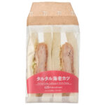 セブンイレブンのタルタル海老カツサンドを比較する。税込価格：454円、カロリー：459kcal、1円あたりカロリー：1.01kcal/円、たんぱく質：12.9g、1円あたりたんぱく質：0.03g/円、脂質：25.2g、炭水化物：46.2g、糖質：44.1g、食物繊維：2.1g、食塩相当量：2.5g。海老の剥き身を使用した食感の感じられる海老カツに、相性の良いタルタルソースとキャベツを組み合わせたサンドイッチです。アレルギー：卵、乳、小麦、えび。