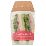 セブンイレブンのシャキシャキレタスサンドを比較する。税込価格：400円、カロリー：276kcal、1円あたりカロリー：0.69kcal/円、たんぱく質：9.5g、1円あたりたんぱく質：0.02g/円、脂質：15.2g、炭水化物：26.5g、糖質：24.2g、食物繊維：2.3g、食塩相当量：1.5g。シャキシャキとしたレタスにハムとチーズを組み合わせたサンドイッチです。アレルギー：卵、乳、小麦。