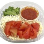 セブンイレブンのトマト１個分を使った冷製パスタを比較する。税込価格：497円、カロリー：343kcal、1円あたりカロリー：0.69kcal/円、たんぱく質：9.9g、1円あたりたんぱく質：0.02g/円、脂質：8.8g、炭水化物：58g、糖質：54g、食物繊維：4g、食塩相当量：3.3g。トマト１個分を使用した、レモンジュレの爽やかさとパルメザンチーズのコクで食べ進みの良い仕立ての冷製パスタです。アレルギー：乳、小麦。