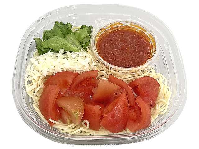 セブンイレブンのトマト１個分を使った冷製パスタを比較する。税込価格：497円、カロリー：343kcal、1円あたりカロリー：0.69kcal/円、たんぱく質：9.9g、1円あたりたんぱく質：0.02g/円、脂質：8.8g、炭水化物：58g、糖質：54g、食物繊維：4g、食塩相当量：3.3g。トマト１個分を使用した、レモンジュレの爽やかさとパルメザンチーズのコクで食べ進みの良い仕立ての冷製パスタです。アレルギー：乳、小麦。