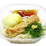 セブンイレブンの冷しちく玉天ぶっかけうどんを比較する。税込価格：605円、カロリー：552kcal、1円あたりカロリー：0.91kcal/円、たんぱく質：15.7g、1円あたりたんぱく質：0.03g/円、脂質：18.9g、炭水化物：80.8g、糖質：78.9g、食物繊維：1.9g、食塩相当量：3.8g。半熟玉子天とちくわ天を組み合わせたぶっかけタイプのうどんです。薬味に青ねぎと生姜を盛り付けました。アレルギー：卵、小麦。