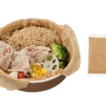 蒸し野菜と豚しゃぶのサラダごはん セブンイレブン 数種類の蒸し野菜ともち麦入りの炊き込みごはん、豚しゃぶに濃厚なごまダレをかけて召し上がっていただく満足感のあるサラダです。