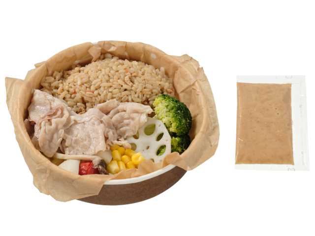 蒸し野菜と豚しゃぶのサラダごはん セブンイレブン 数種類の蒸し野菜ともち麦入りの炊き込みごはん、豚しゃぶに濃厚なごまダレをかけて召し上がっていただく満足感のあるサラダです。