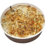 セブンイレブンのとろーりチーズのクリームドリアを比較する。税込価格：410円、カロリー：457kcal、1円あたりカロリー：1.11kcal/円、たんぱく質：12g、1円あたりたんぱく質：0.03g/円、脂質：15g、炭水化物：69.2g、糖質：67.7g、食物繊維：1.5g、食塩相当量：2.3g。玉ねぎを加えた野菜のうま味のあるバターライスに、生クリームや牛乳のコクを感じるホワイトソースとチーズをかけて香ばしく焼き上げたドリアです。アレルギー：乳、小麦。