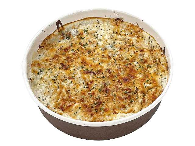 セブンイレブンのとろーりチーズのクリームドリアを比較する。税込価格：410円、カロリー：457kcal、1円あたりカロリー：1.11kcal/円、たんぱく質：12g、1円あたりたんぱく質：0.03g/円、脂質：15g、炭水化物：69.2g、糖質：67.7g、食物繊維：1.5g、食塩相当量：2.3g。玉ねぎを加えた野菜のうま味のあるバターライスに、生クリームや牛乳のコクを感じるホワイトソースとチーズをかけて香ばしく焼き上げたドリアです。アレルギー：乳、小麦。