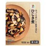 セブンイレブンの７プレミアム ひじき煮。税込価格：149円、カロリー：56kcal、たんぱく質：2.9g、脂質：1.6g、炭水化物：9.2g、糖質：5.8g、食物繊維：3.4g、食塩相当量：0.9g。ひじきと具材の食感を生かしながら、ふっくらと炊き上げた具だくさんのひじき煮です。アレルギー：小麦。