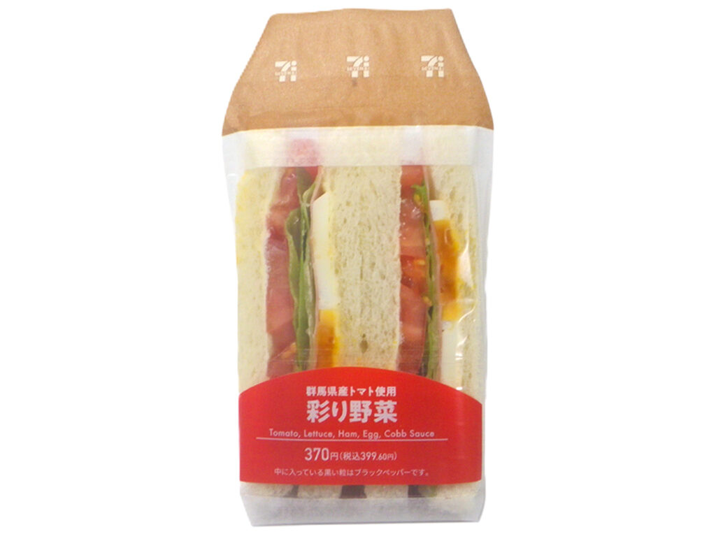 セブンイレブンの彩り野菜のサンド 群馬県産トマト使用を比較する。税込価格：400円、カロリー：220kcal、1円あたりカロリー：0.55kcal/円、たんぱく質：7.3g、1円あたりたんぱく質：0.02g/円、脂質：10.3g、炭水化物：25.5g、糖質：23.7g、食物繊維：1.8g、食塩相当量：1.4g。濃厚なコクと果実のような味わいが特徴の群馬県産トマトに、スパイシーなコブソースを合わせました。アレルギー：卵、乳、小麦。