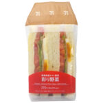 セブンイレブンの彩り野菜のサンド 群馬県産トマト使用を比較する。税込価格：400円、カロリー：220kcal、1円あたりカロリー：0.55kcal/円、たんぱく質：7.3g、1円あたりたんぱく質：0.02g/円、脂質：10.3g、炭水化物：25.5g、糖質：23.7g、食物繊維：1.8g、食塩相当量：1.4g。濃厚なコクと果実のような味わいが特徴の群馬県産トマトに、スパイシーなコブソースを合わせました。アレルギー：卵、乳、小麦。