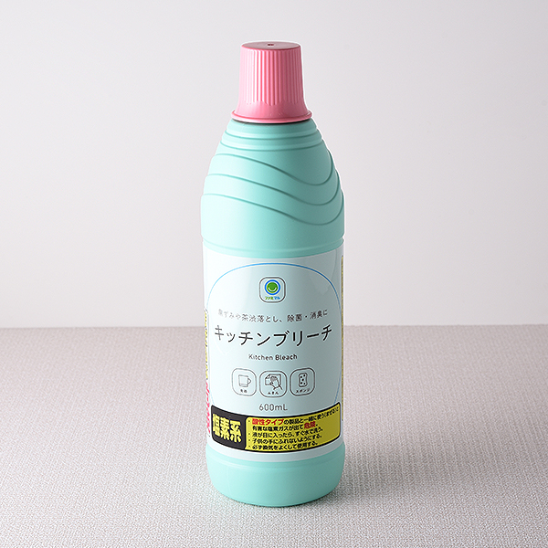 ファミリーマートのキッチンブリーチ。税込価格：105円。食器、まな板、ふきんなどの除菌・消臭に使用します。
