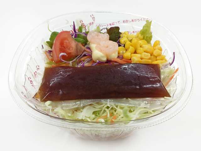 セブンイレブンのくずして食べるパリパリ麺のサラダを比較する。税込価格：419円、カロリー：351kcal、1円あたりカロリー：0.84kcal/円、たんぱく質：6.5g、1円あたりたんぱく質：0.02g/円、脂質：18.7g、炭水化物：41.3g、糖質：37.2g、食物繊維：4.1g、食塩相当量：2.8g。皿うどんの麺と一緒に、１日に必要な野菜の１／３日分が摂れるサラダです。食感も楽しめる満足感のある食事サラダです。アレルギー：卵、乳、小麦、えび。