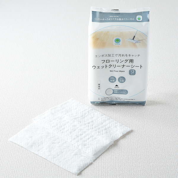 ファミリーマートのフローリング用ウェットクリーナーシート。税込価格：198円。シートが伸びにくい樹脂ワイヤー入りのフローリング用ウェットシートです。どの方向から拭いてもホコリが凸凹に引っかかり、汚れをキャッチしやすいです。99％除菌(*1)、24時間抗菌仕様(*2)、無香料、12枚入りです。