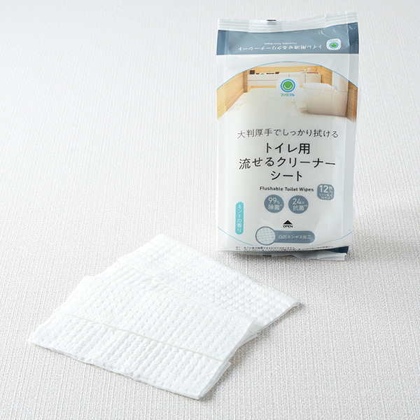 ファミリーマートのトイレ用流せるクリーナーシート。税込価格：198円。大判厚手でしっかり拭けるトイレ用流せるクリーナーシートです。99％除菌(*1)、24時間抗菌仕様(*2)、ミントの香り、12枚入り（ミシン目入24カット）です。