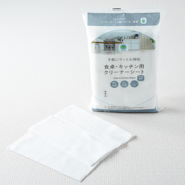 ファミリーマートの食卓・キッチン用クリーナーシート。税込価格：198円。手軽にサッとお掃除できる食卓・キッチン用クリーナーシートです。アルカリ電解水を使用。水拭きでは取れない油汚れなどの酸性汚れをマイナスイオンが包み込んで浮かせて落とします。竹由来の天然除菌成分配合です。99％除菌(*1)、24時間抗菌仕様(*2)、無香料、22枚入りです。