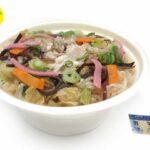 セブンイレブンの野菜たっぷりコク旨ちゃんぽんを比較する。税込価格：572円、カロリー：447kcal、1円あたりカロリー：0.78kcal/円、たんぱく質：19.4g、1円あたりたんぱく質：0.03g/円、脂質：14.2g、炭水化物：63.3g、糖質：57.5g、食物繊維：5.8g、食塩相当量：7.2g。コクのある豚骨スープとたっぷりの野菜を美味しく食べられるちゃんぽんです。アレルギー：卵、小麦、えび。