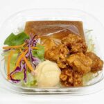 セブンイレブンの甘辛鶏唐揚げのパスタサラダを比較する。税込価格：387円、カロリー：421kcal、1円あたりカロリー：1.09kcal/円、たんぱく質：16.1g、1円あたりたんぱく質：0.04g/円、脂質：17.2g、炭水化物：52.3g、糖質：48.7g、食物繊維：3.6g、食塩相当量：2.6g。甘辛いタレと和えた唐揚げをノンオイルかぼすでさっぱり食べていただけるパスタサラダです。アレルギー：卵、小麦。