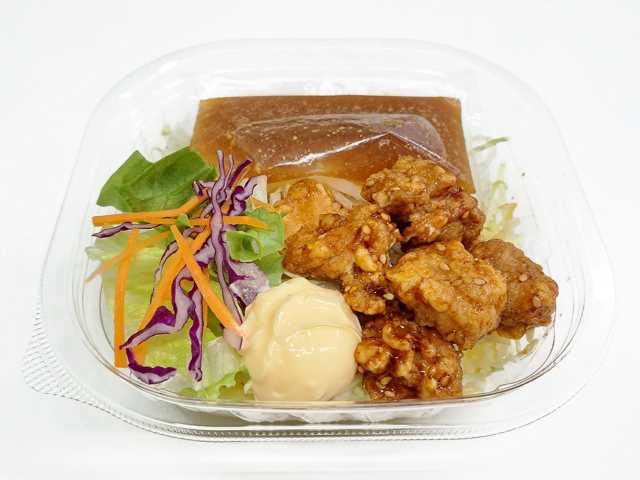 セブンイレブンの甘辛鶏唐揚げのパスタサラダを比較する。税込価格：387円、カロリー：421kcal、1円あたりカロリー：1.09kcal/円、たんぱく質：16.1g、1円あたりたんぱく質：0.04g/円、脂質：17.2g、炭水化物：52.3g、糖質：48.7g、食物繊維：3.6g、食塩相当量：2.6g。甘辛いタレと和えた唐揚げをノンオイルかぼすでさっぱり食べていただけるパスタサラダです。アレルギー：卵、小麦。