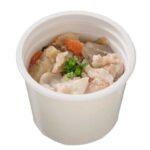 セブンイレブンのコク旨豚汁を比較する。税込価格：387円、カロリー：182kcal、1円あたりカロリー：0.47kcal/円、たんぱく質：7.9g、1円あたりたんぱく質：0.02g/円、脂質：11.2g、炭水化物：14.3g、糖質：10.4g、食物繊維：3.9g、食塩相当量：3.1g。合わせ味噌を使用した風味豊かでコク深い、具材感のある豚汁です。アレルギー：小麦。