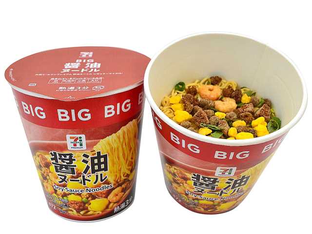 セブンイレブンの７プレミアム 醤油ヌードル ＢＩＧを比較する。税込価格：214円、カロリー：472kcal、1円あたりカロリー：2.21kcal/円、たんぱく質：14g、1円あたりたんぱく質：0.07g/円、脂質：18.9g、炭水化物：62.8g、糖質：59.9g、食物繊維：2.9g、食塩相当量：5.4g。ポークとチキンのうま味に、ガーリック、こしょうで程よくスパイシーに仕上げた醤油味のカップラーメンです。アレルギー：卵、乳、小麦、えび。