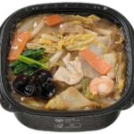 セブンイレブンの８品目の中華丼を比較する。税込価格：646円、カロリー：498kcal、1円あたりカロリー：0.77kcal/円、たんぱく質：14.3g、1円あたりたんぱく質：0.02g/円、脂質：9.9g、炭水化物：90.4g、糖質：85.6g、食物繊維：4.8g、食塩相当量：3.6g。香ばしく炒めた野菜が摂れる中華丼です。アレルギー：小麦、えび。