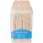 セブンイレブンのジューシーハムサンドを比較する。税込価格：356円、カロリー：355kcal、1円あたりカロリー：1.00kcal/円、たんぱく質：12.2g、1円あたりたんぱく質：0.03g/円、脂質：20.5g、炭水化物：31.2g、糖質：29.6g、食物繊維：1.6g、食塩相当量：1.8g。辛みのあるからしマヨネーズがアクセントのハムと胡瓜サラダを挟んだサンドイッチです。アレルギー：卵、乳、小麦。