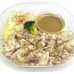 セブンイレブンの豚しゃぶと胡麻ぽん酢の和風おろし冷製パスタを比較する。税込価格：572円、カロリー：610kcal、1円あたりカロリー：1.07kcal/円、たんぱく質：23.8g、1円あたりたんぱく質：0.04g/円、脂質：34.6g、炭水化物：53.2g、糖質：48.7g、食物繊維：4.5g、食塩相当量：5.2g。豚しゃぶを盛り付け、胡麻ぽん酢と大根おろしでさっぱりと食べられる冷製パスタです。アレルギー：卵、乳、小麦。