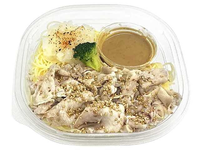 セブンイレブンの豚しゃぶと胡麻ぽん酢の和風おろし冷製パスタを比較する。税込価格：572円、カロリー：610kcal、1円あたりカロリー：1.07kcal/円、たんぱく質：23.8g、1円あたりたんぱく質：0.04g/円、脂質：34.6g、炭水化物：53.2g、糖質：48.7g、食物繊維：4.5g、食塩相当量：5.2g。豚しゃぶを盛り付け、胡麻ぽん酢と大根おろしでさっぱりと食べられる冷製パスタです。アレルギー：卵、乳、小麦。