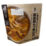 セブンイレブンの７プレミアム 国産豚もつ煮込みを比較する。税込価格：322円、カロリー：266kcal、1円あたりカロリー：0.83kcal/円、たんぱく質：16.7g、1円あたりたんぱく質：0.05g/円、脂質：19.2g、炭水化物：7.6g、糖質：5.7g、食物繊維：1.9g、食塩相当量：2.6g。味噌のコクとうま味が感じられる国産豚もつ煮込みです。アレルギー：小麦。