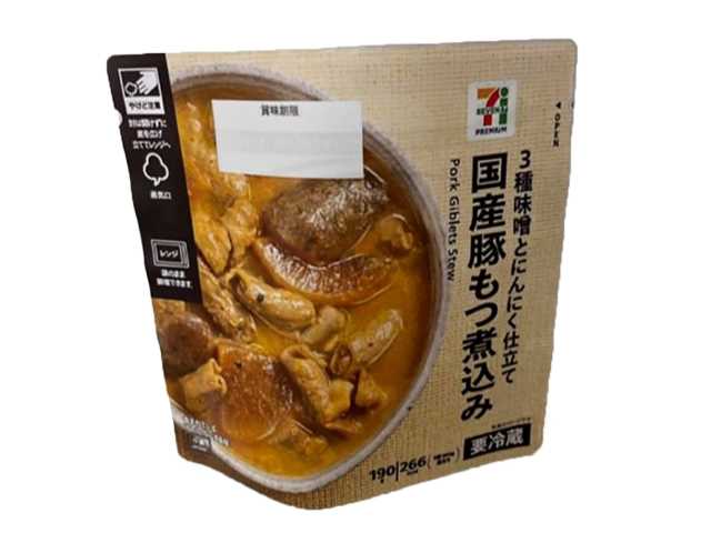 セブンイレブンの７プレミアム 国産豚もつ煮込みを比較する。税込価格：322円、カロリー：266kcal、1円あたりカロリー：0.83kcal/円、たんぱく質：16.7g、1円あたりたんぱく質：0.05g/円、脂質：19.2g、炭水化物：7.6g、糖質：5.7g、食物繊維：1.9g、食塩相当量：2.6g。味噌のコクとうま味が感じられる国産豚もつ煮込みです。アレルギー：小麦。